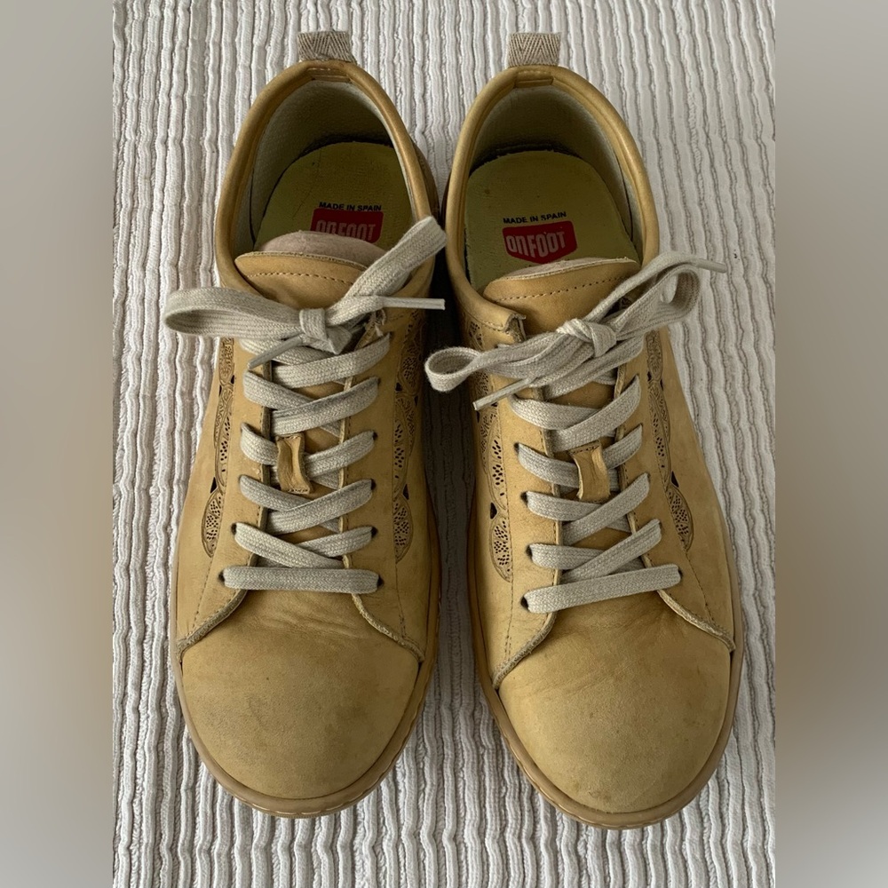 ON FOOT Sneakers